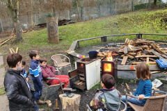 Gemeinsames Feuer machen