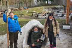 Iglu bauen mit dem letzten Schnee