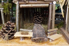 Sogar Details wie betten, Lagerfeuer und Bänke wurden gebastelt