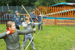 Bogenschießen mit selbstgemachten Bögen