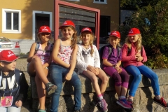 Warten auf den Bus zurück. Wandern und baden macht müde